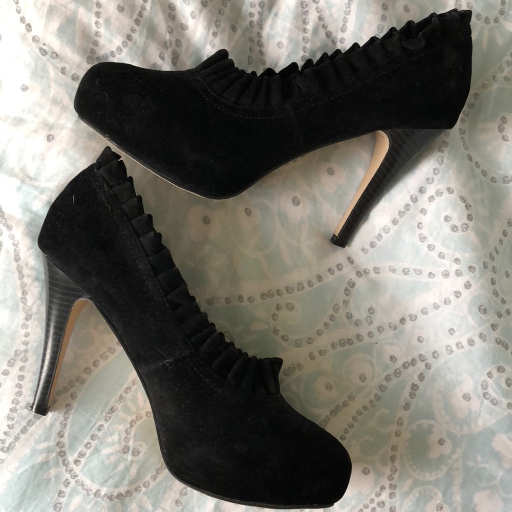 Madden Girl - Black Ruffle Heels - GREAT Condition